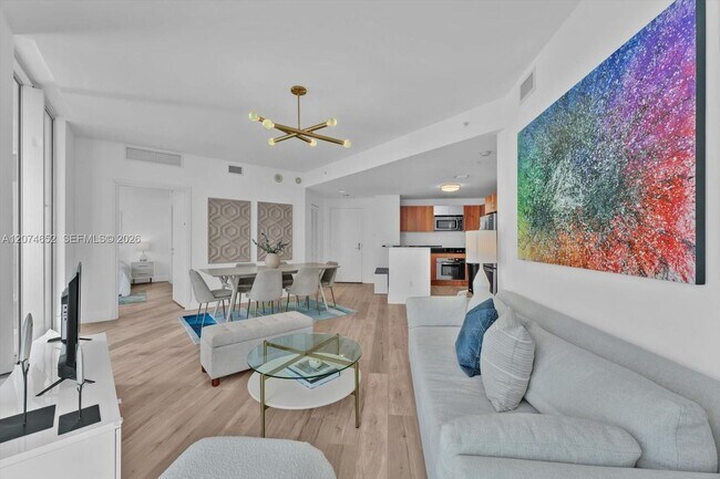 Building Photo - 300 S Biscayne Blvd