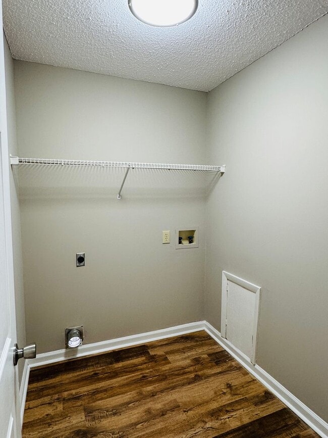 Building Photo - Charming 3-Bedroom Home on a Spacious Corn...