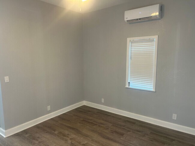 Building Photo - Remodeled North Hyde Park Bungalow