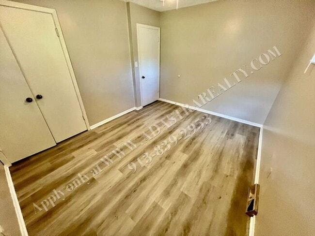 Building Photo - Spacious Shawnee Duplex-Available NOW!!