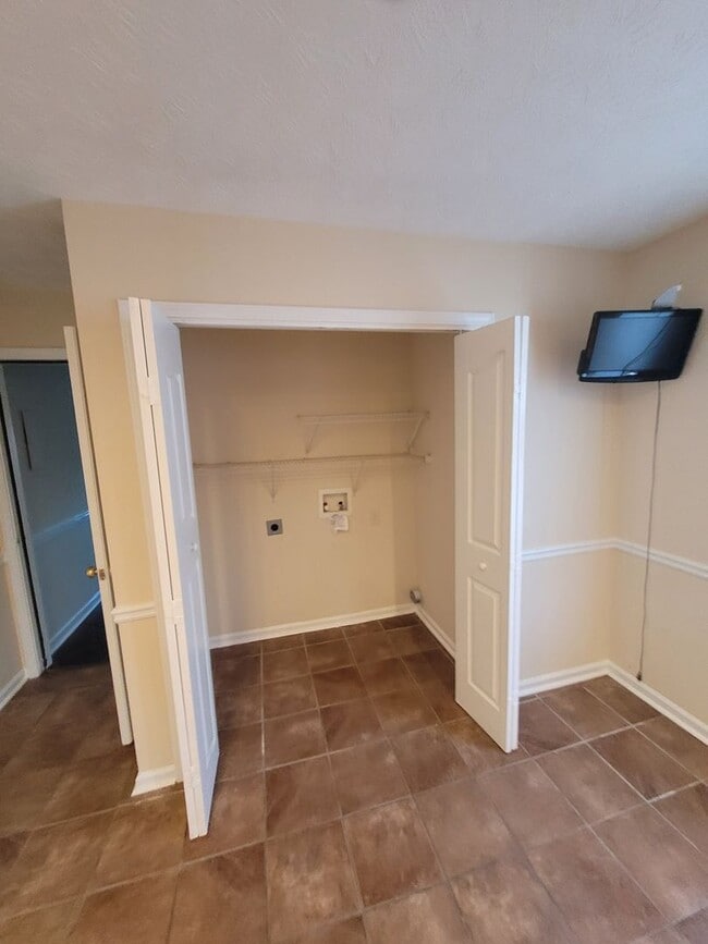 Building Photo - 4 bedroom 2 bath