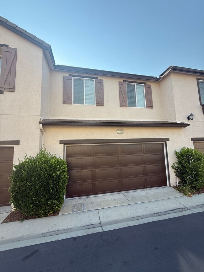 Building Photo - 3 Bedroom Townhome for Rent in Valencia!