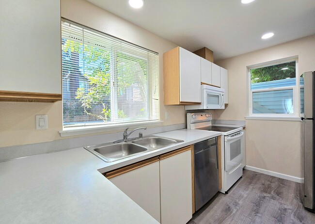 Building Photo - 2 Bedroom Condo In Lynnwood Available Now