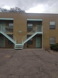 Building Photo - Coming Soon - Nice 2 Bedroom 1 Bathroom Ap...