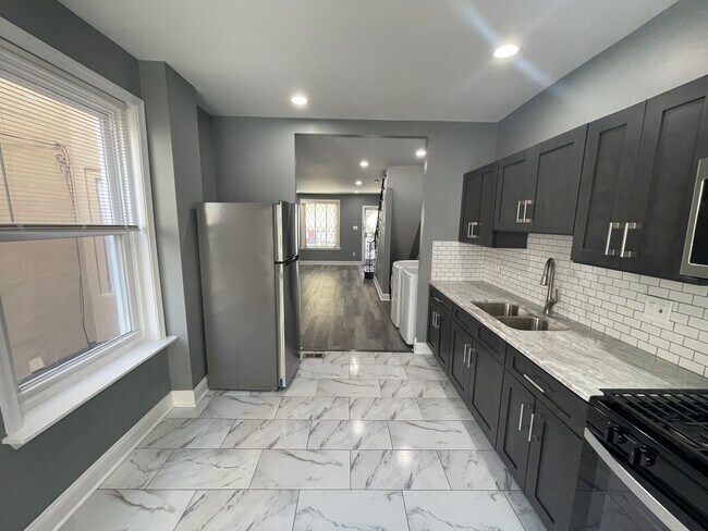 Building Photo - 1611 S Yewdall St