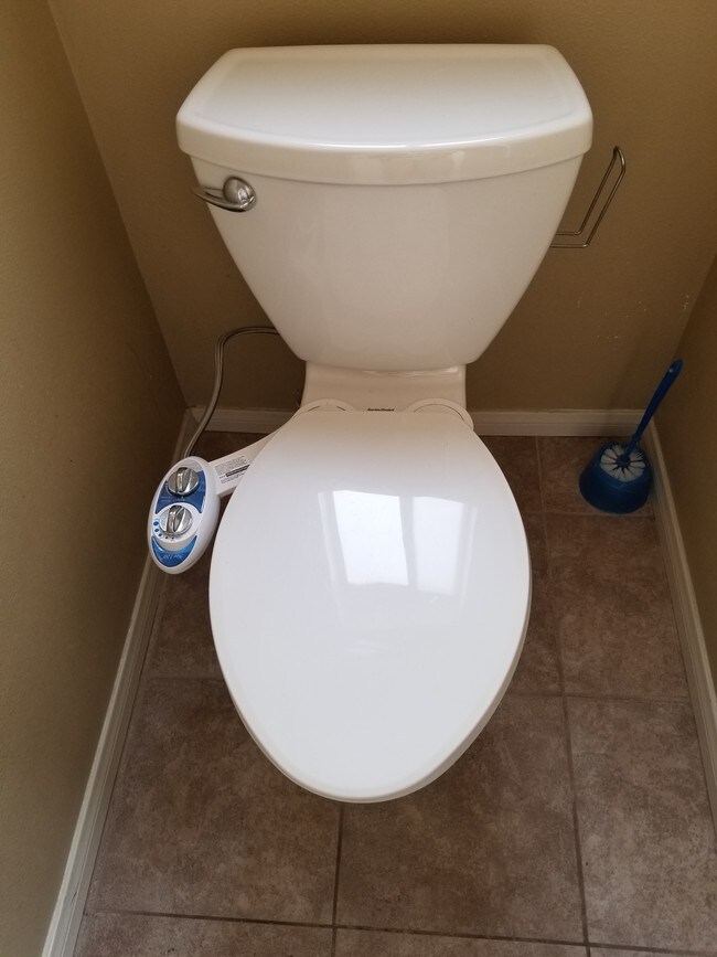 heated toilet seat - 19945 Eagle Ridge Ln