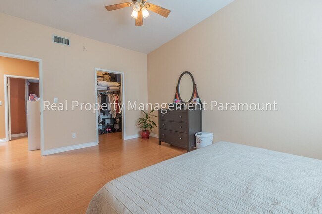 Building Photo - Stunning 2 Bedroom Townhouse in a Peaceful Neighborhood