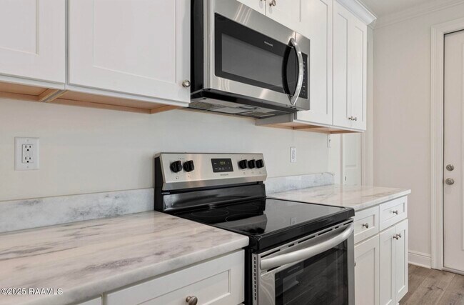 Building Photo - 211 Alpine Dr