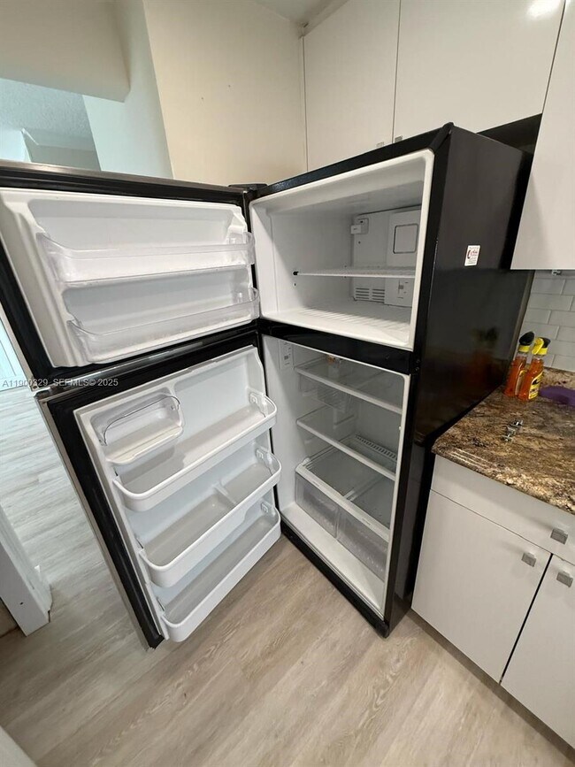 Building Photo - 900 NE 18th Ave