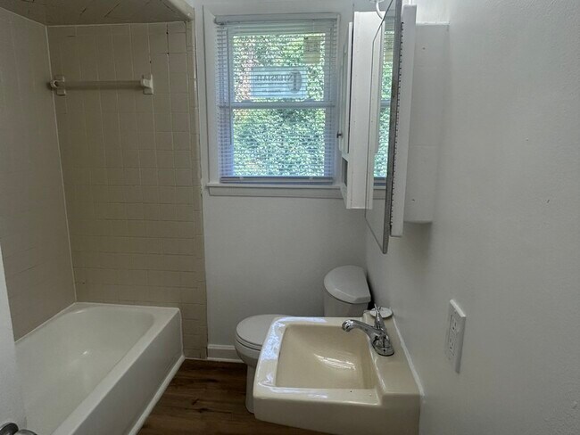 Building Photo - 3B/1BA Move-In Ready Home!