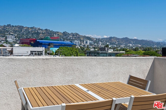 Building Photo - 122 N Clark Dr