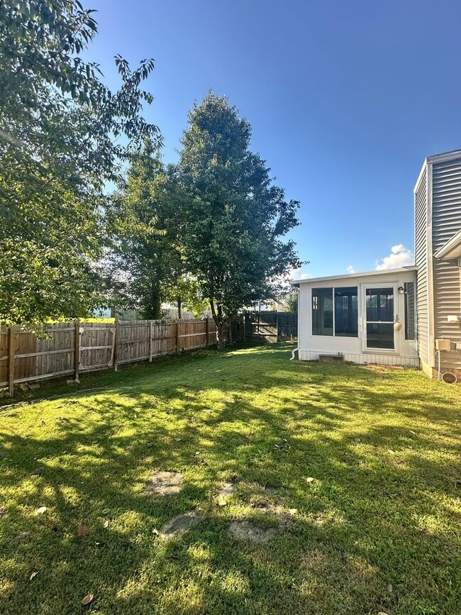 Building Photo - Charming 3-Bed Home with Fenced Yard!