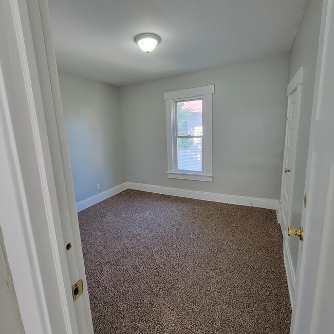 Building Photo - 221 S Highland Ave