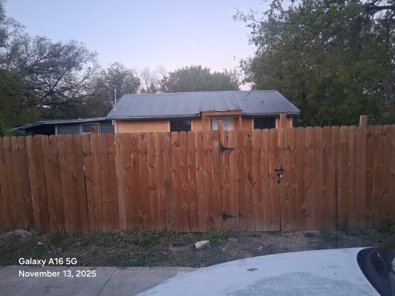 Building Photo - 6106 Kasper St