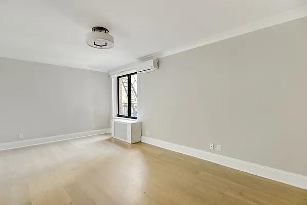 Primary Photo - 220 W 24 St