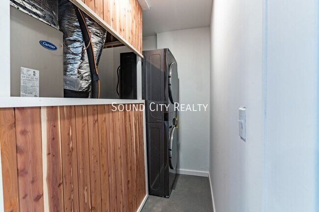 Building Photo - 2410 Albion St