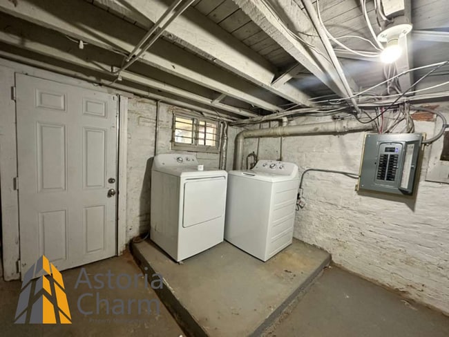 Building Photo - 3 Bedroom Rowhome with Deck and Updated Kitchen