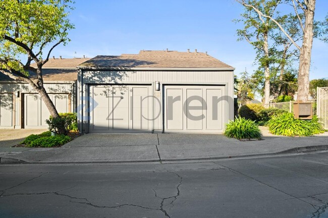 Building Photo - 1387 Crown Dr