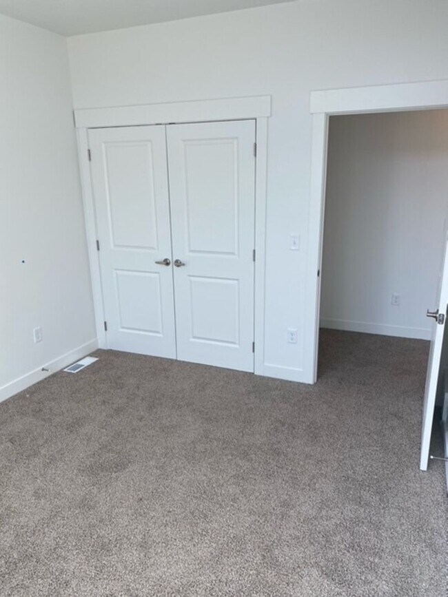 Building Photo - Spacious Town Home