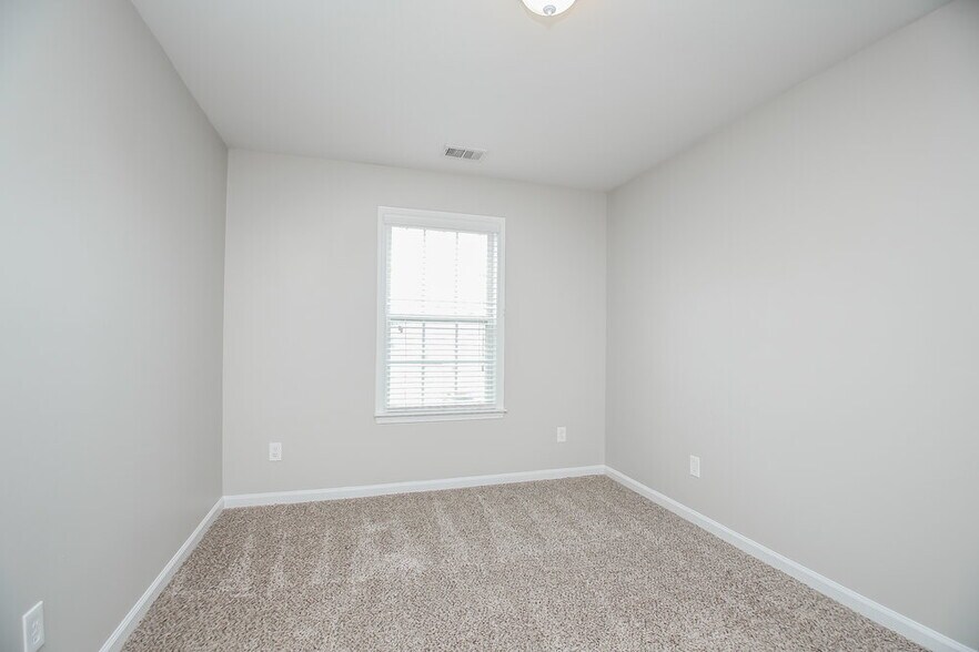 Building Photo - 137 Highland Falls Dr