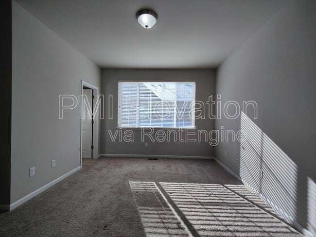 Building Photo - 530 E Dry Creek Pl