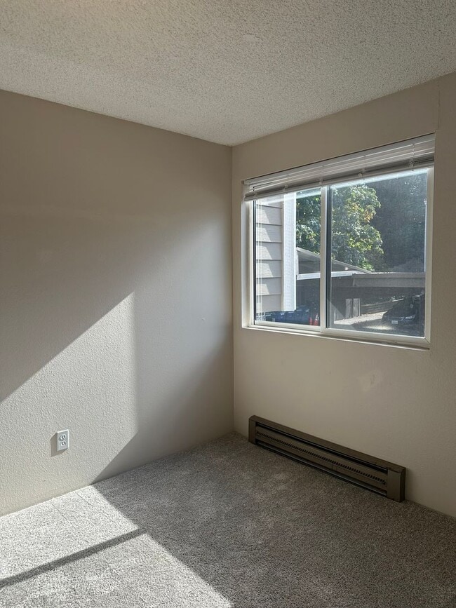 Building Photo - Classic 2 Bedroom 2 Bath Condo near Lakewa...