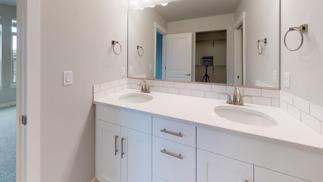 Building Photo - Sonny Estates: Stylish Floor-Plan, Easy Commute To Nike & Intel, Central Air, Small Dog w/ Pet Re...