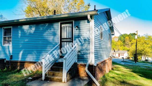 Building Photo - 2 Bdr, 1 Bath, 1 Story Duplex (Left Side)