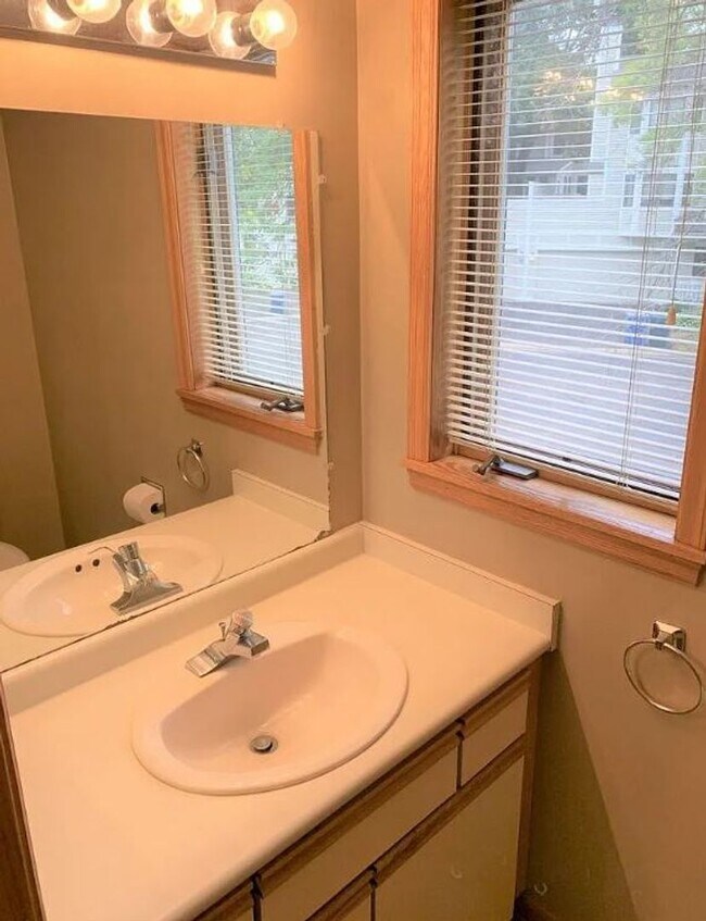 Building Photo - Spacious Minnetonka  2-BR Townhome
