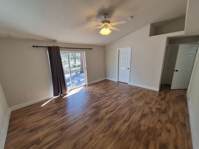 Building Photo - 3BR/2BA Retreat in Tollgate development - Sisters