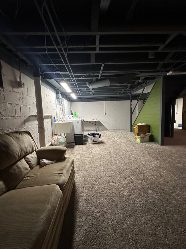 Building Photo - 932 Robinson St