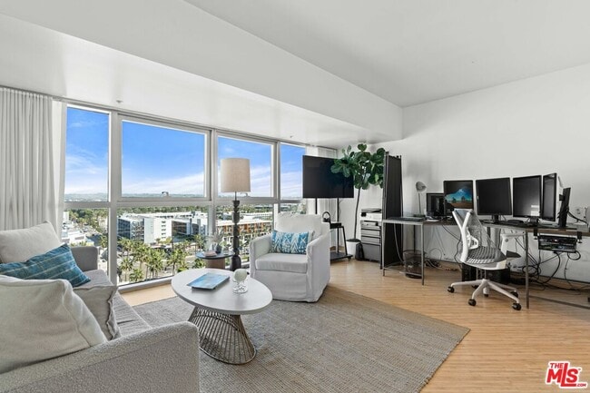 Building Photo - 13700 Marina Pointe Dr