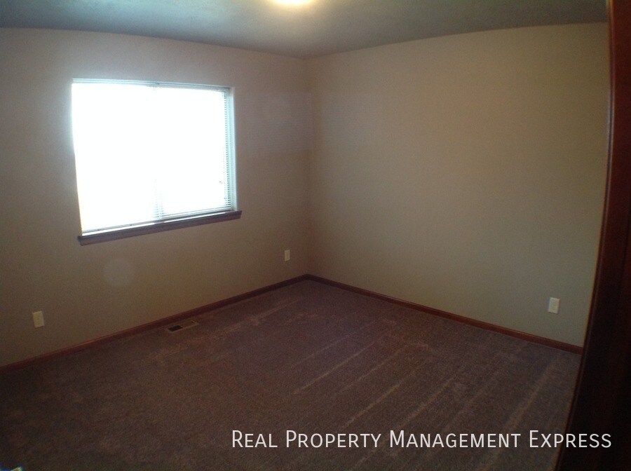 Building Photo - Perfect 2 Story 2 Bedroom Town Home in Har...