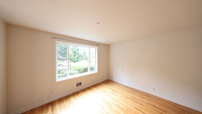 Building Photo - 3 Bed 2.5 Bath - Pet Friendly - WhidbeyHea...