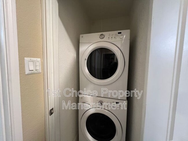 Building Photo - 1020 Pleasant Valley Ln