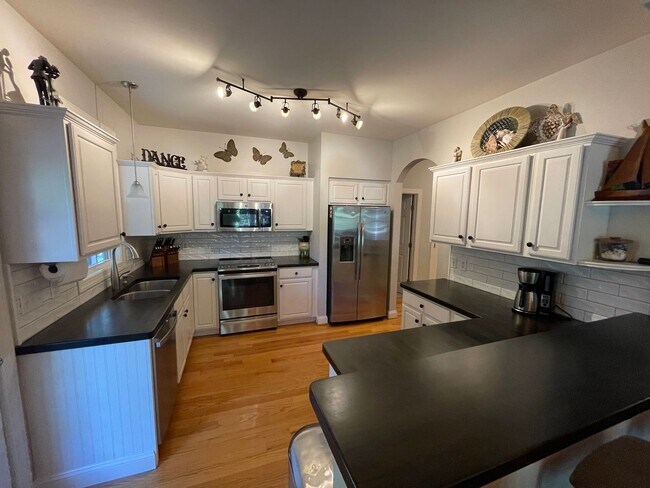 Building Photo - 4 Bedroom 3.5 Bath Home in Carolina Lakes!