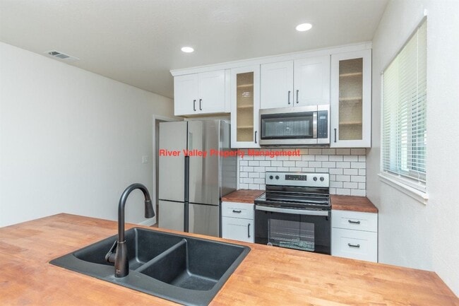 Building Photo - Adorable remodeled Cottage, 3+2, CHA, Garage, fenced yard, close to Christian Brothers High School