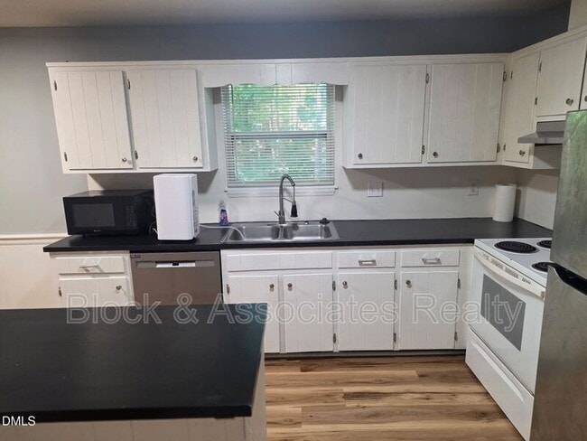 Building Photo - 902 W Chatham St