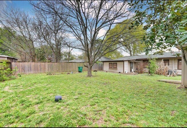 Building Photo - 8534 Dillon St
