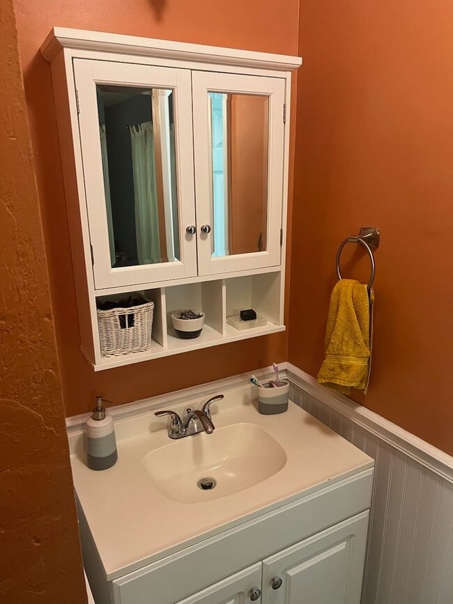 Building Photo - Super cute 3 bedroom 2 bath in NW Miram Manor
