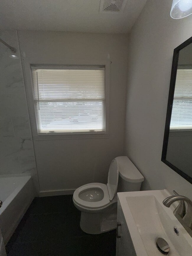 Building Photo - 4049 Norwood Dr