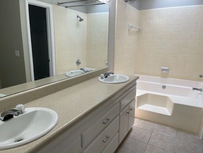 Building Photo - 1604 Queen Elizabeth Ct