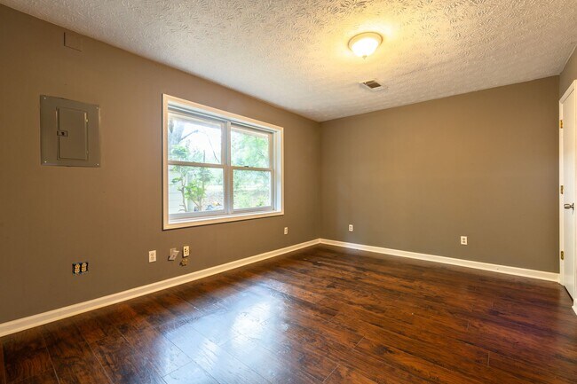 Building Photo - 2502 Rosebud Rd