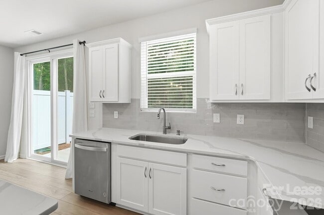 Building Photo - 14862 Tamarack Drive