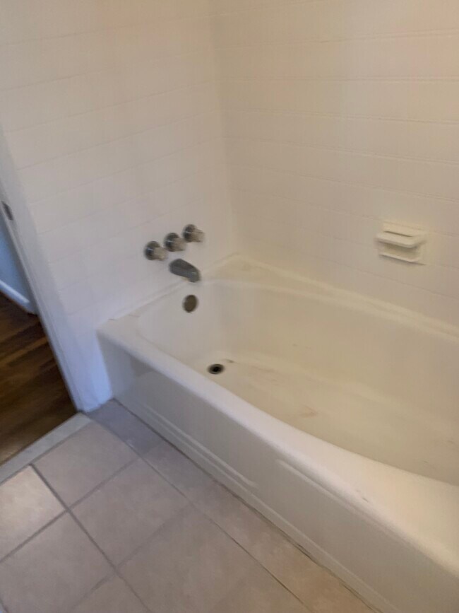 Building Photo - 10031 Renfrew Rd