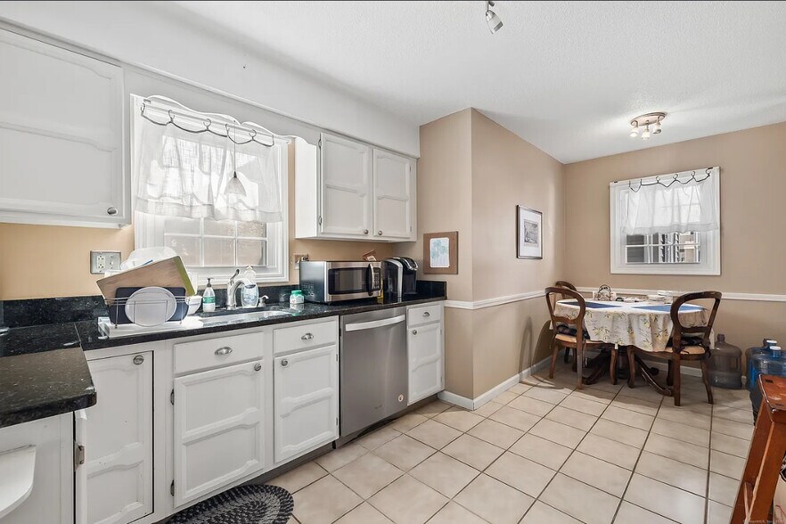 Building Photo - 1293 New Britain Ave