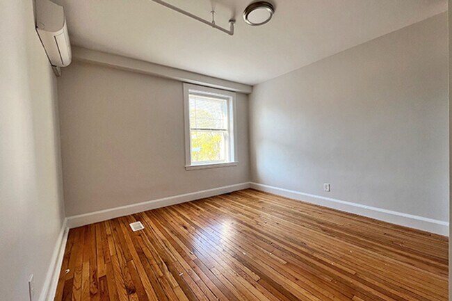 Building Photo - 9/1 Charming downtown Beverly 1BR w/laundr...
