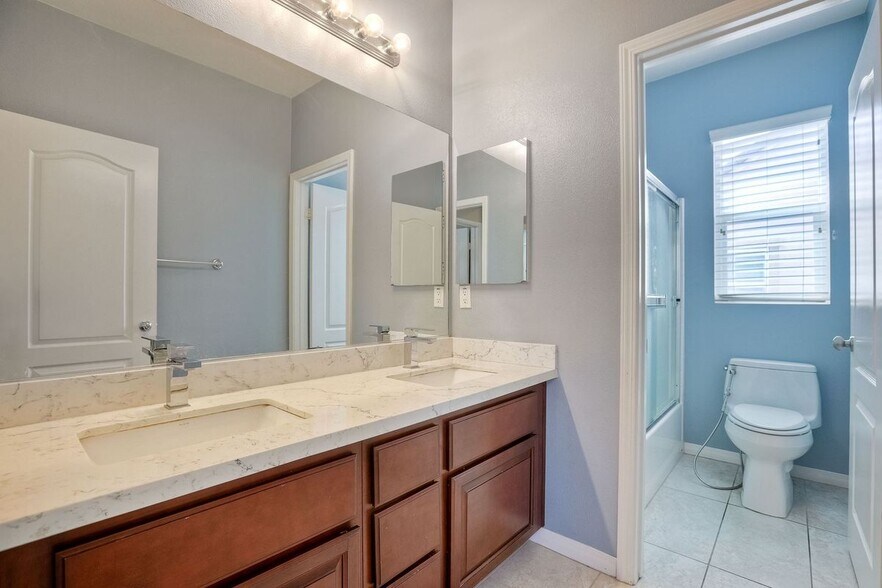 Building Photo - 10419 Paradisio Pl