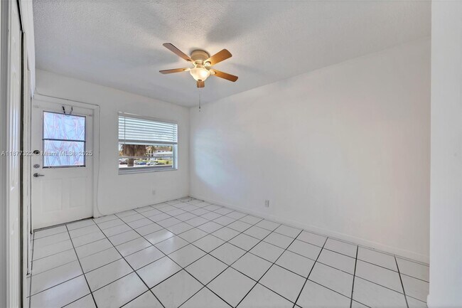 Building Photo - 751 Pine Dr