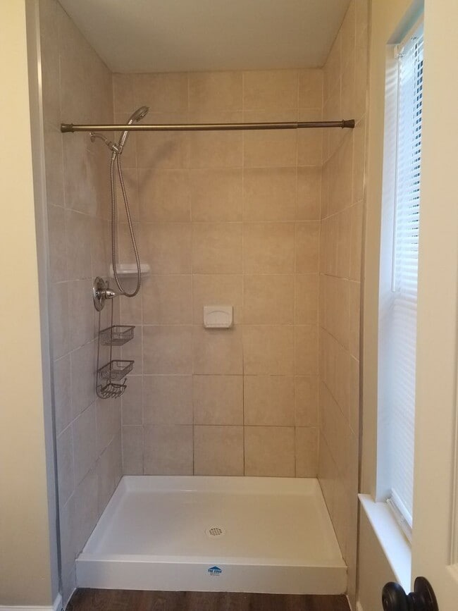 Building Photo - Beautiful 3 Bedroom in Quiet Neighborhood